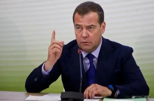 梅德韦杰夫放狠话警告欧洲，如果欧洲想没收俄罗斯的海外资产，俄罗斯追责到本世纪末，