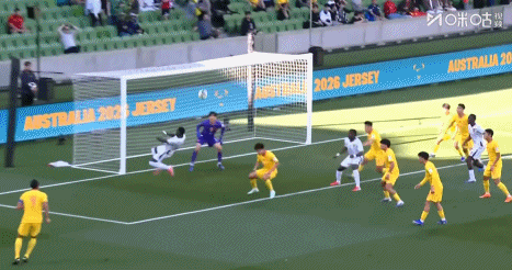 第8分钟，喀麦隆队利用角球的机会再次攻破了国足球门，0比2。咱这防守感觉，人不少