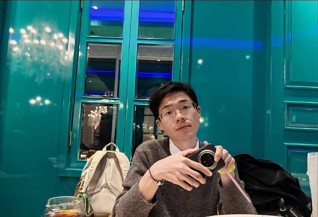 这真是太悲剧了，防不胜防啊。

这人要是一旦过得不开心了，抑郁了，那真的会做出冲