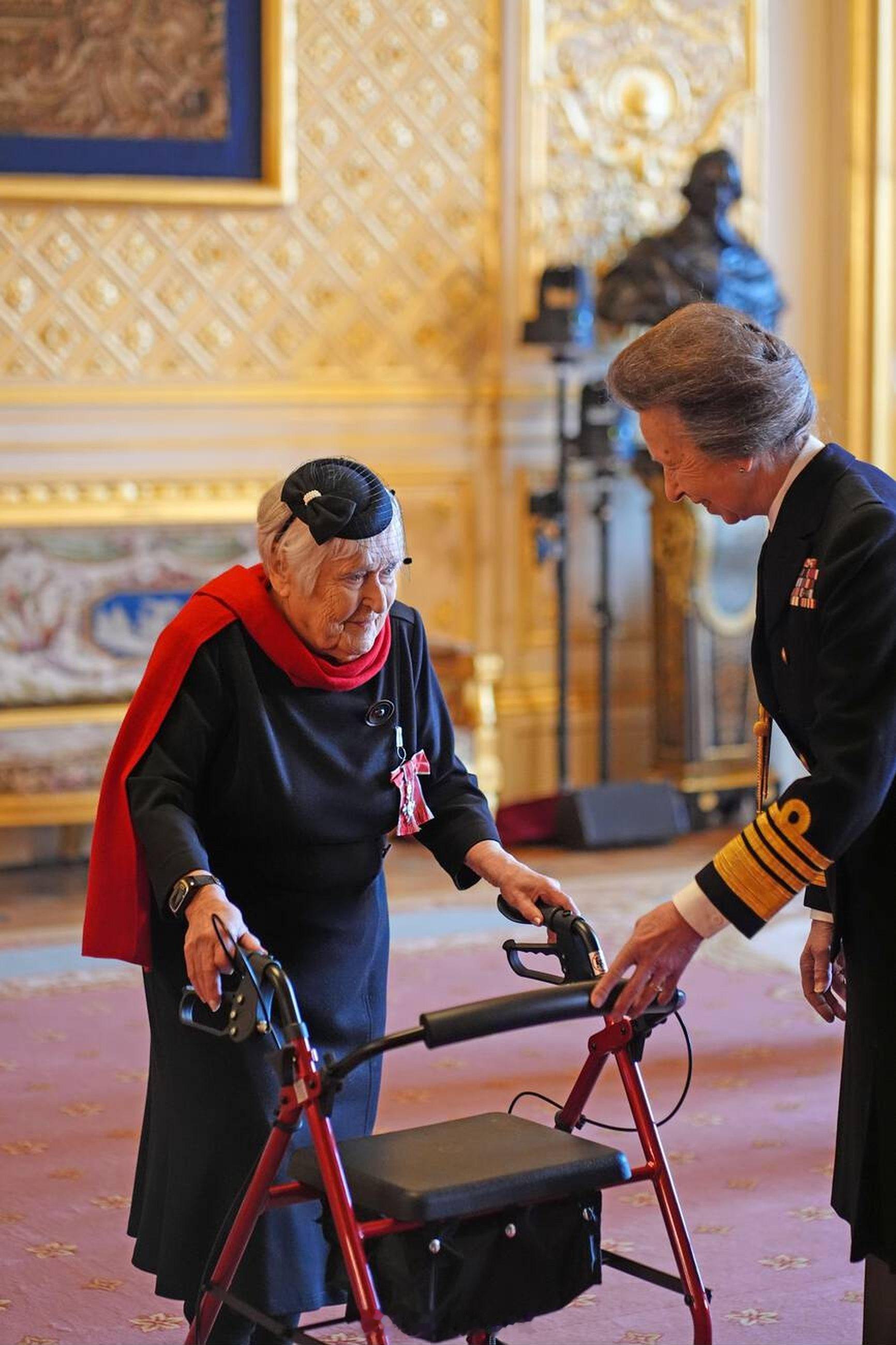 英国王室  今天安妮长公主在温莎城堡主持本年度第7️⃣场授勋仪式，并授予大屠杀幸