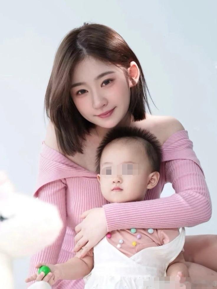 黄一鸣自曝大四实习期怀孕 黄一鸣直播自爆大四实习期意外怀孕。网友认为此时的黄一鸣