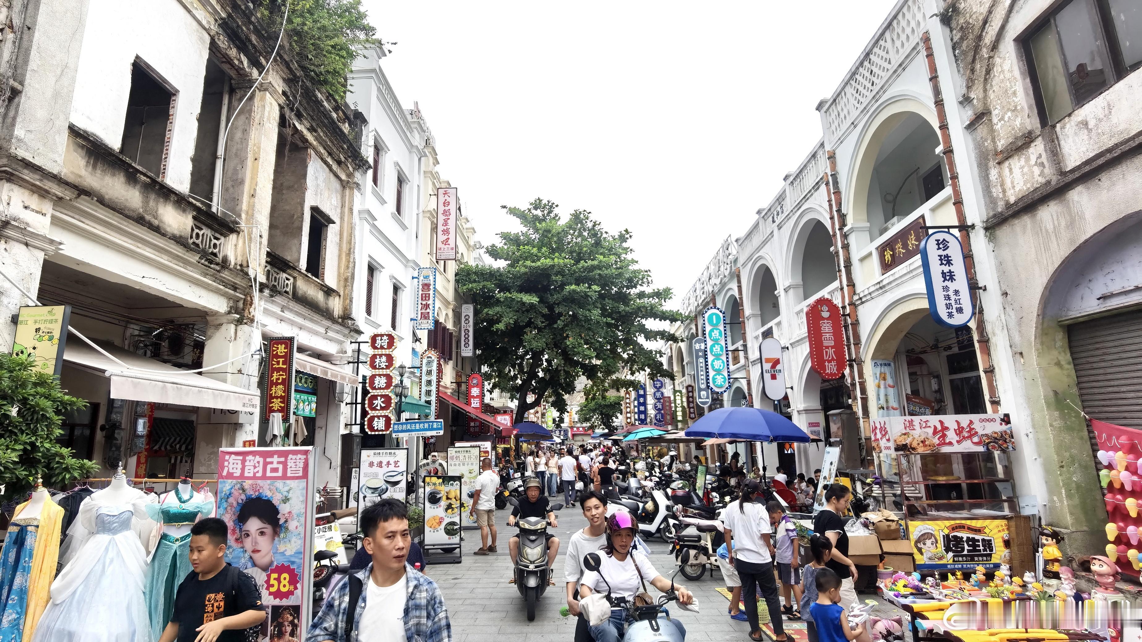 湛江赤坎老街•作为港城湛江中心城区的赤坎，是历史悠久的古埠，始形成于宋，有深厚的