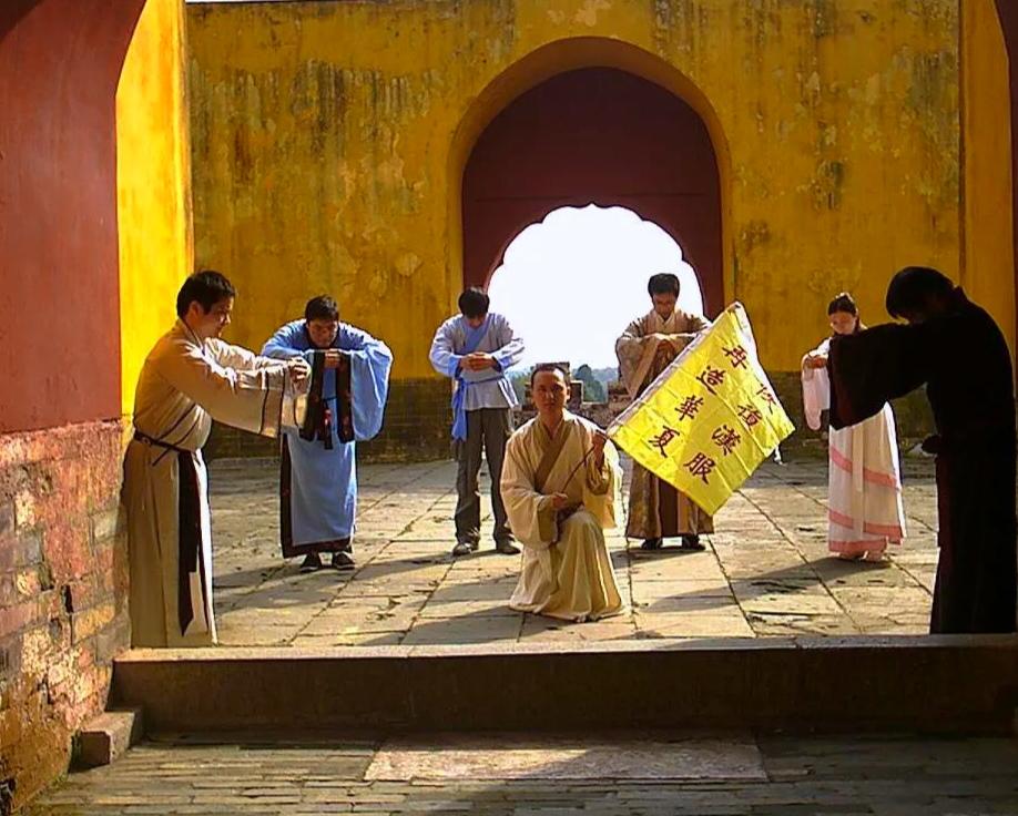 大概2006年在网上看到的这组照片，当时就被震撼到流泪。
 
一群普通人穿着粗拙