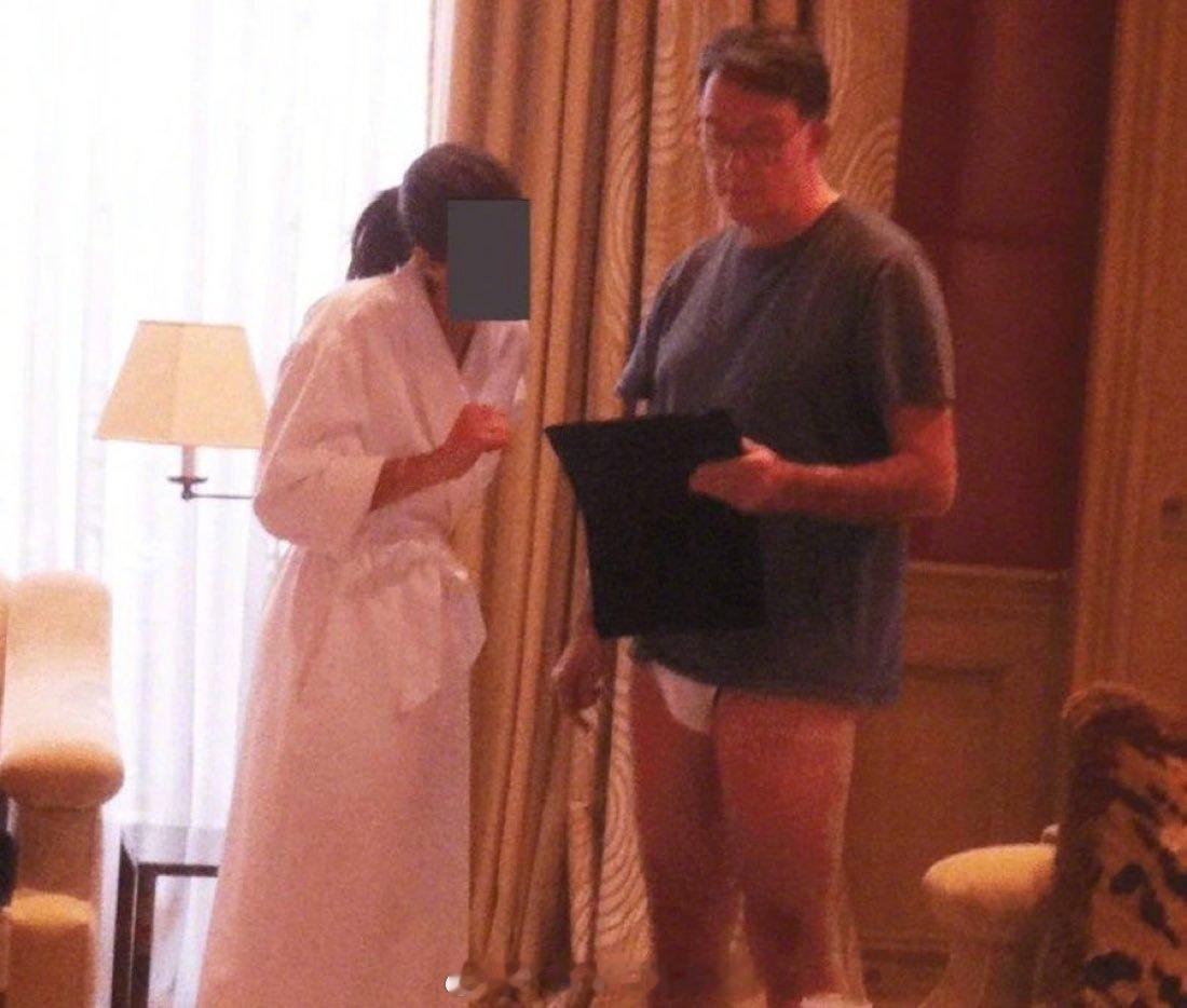 英国政治家彼得·曼德尔森因为爱泼斯坦文件中发布了这张照片之后，辞去英国上议院议员