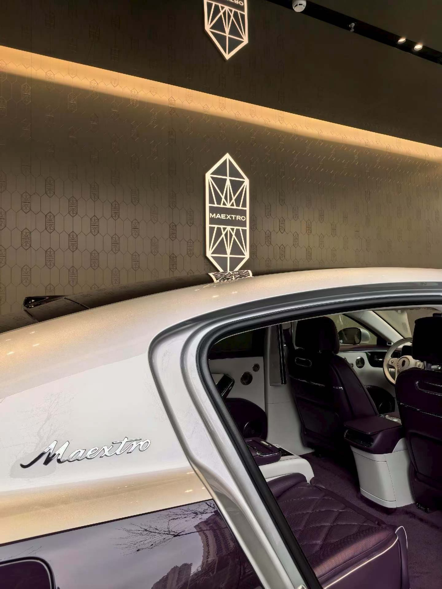 销量就是最好的说服力！尊界连续5月稳居百万豪车销量冠军，连续多月领跑，展现出超强