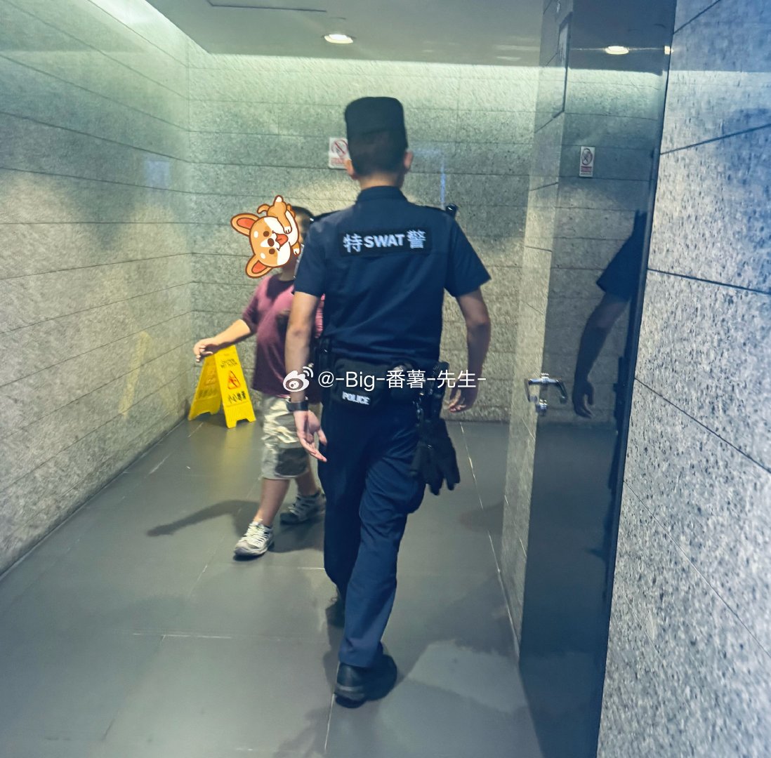 上个洗手间，左边是你，右边是你同事，然后我在中间无论向左看，还是向右看，我都看到