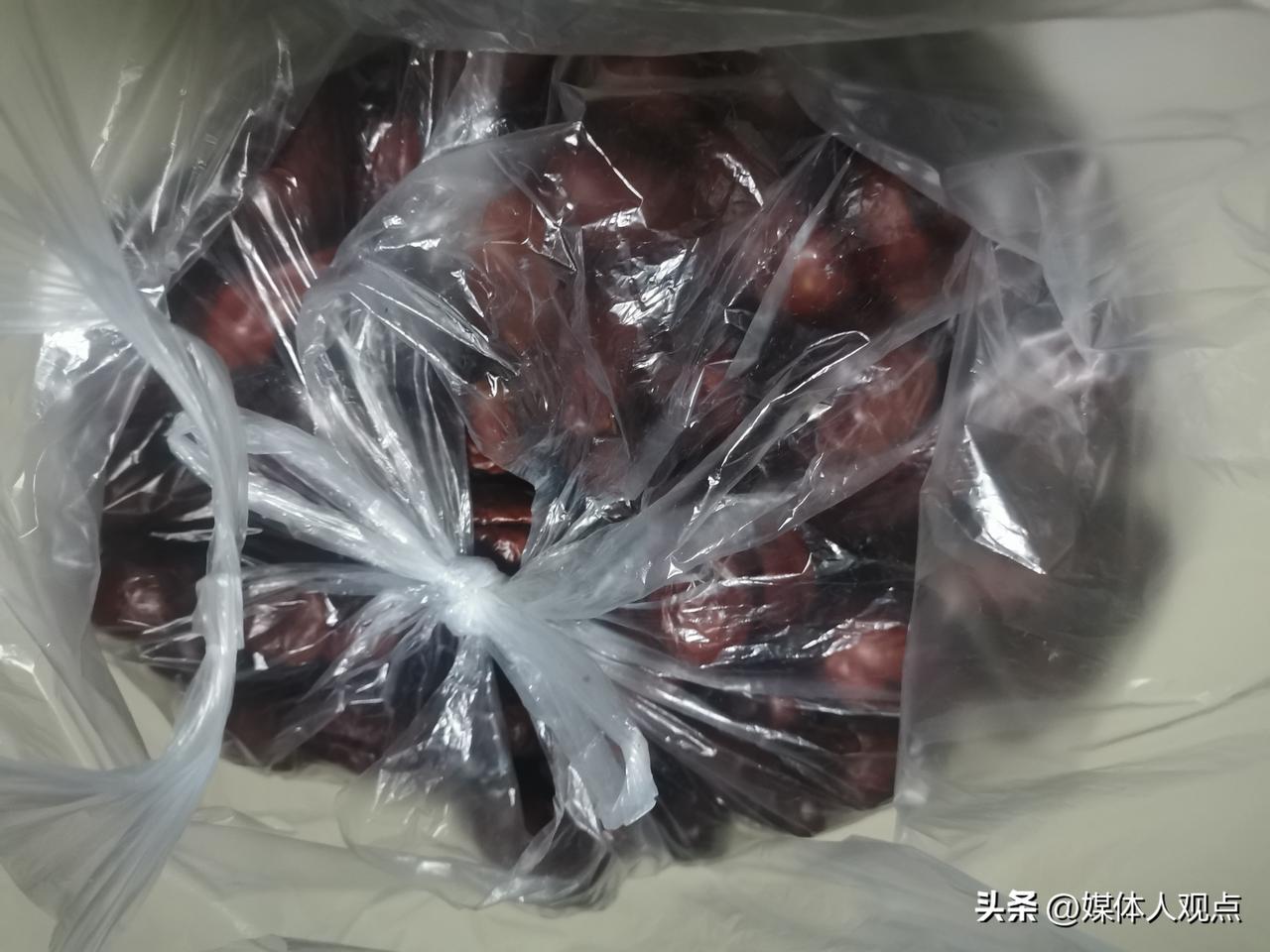 这个卖枣的妇女真不是东西！
今天（3月21日）下午6点半左右，我和邻居刘师傅一起