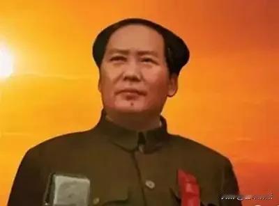 他还在街头巷尾被提起，连广场舞大妈都爱哼《东方红》，这事真挺奇怪的，但细想又不奇
