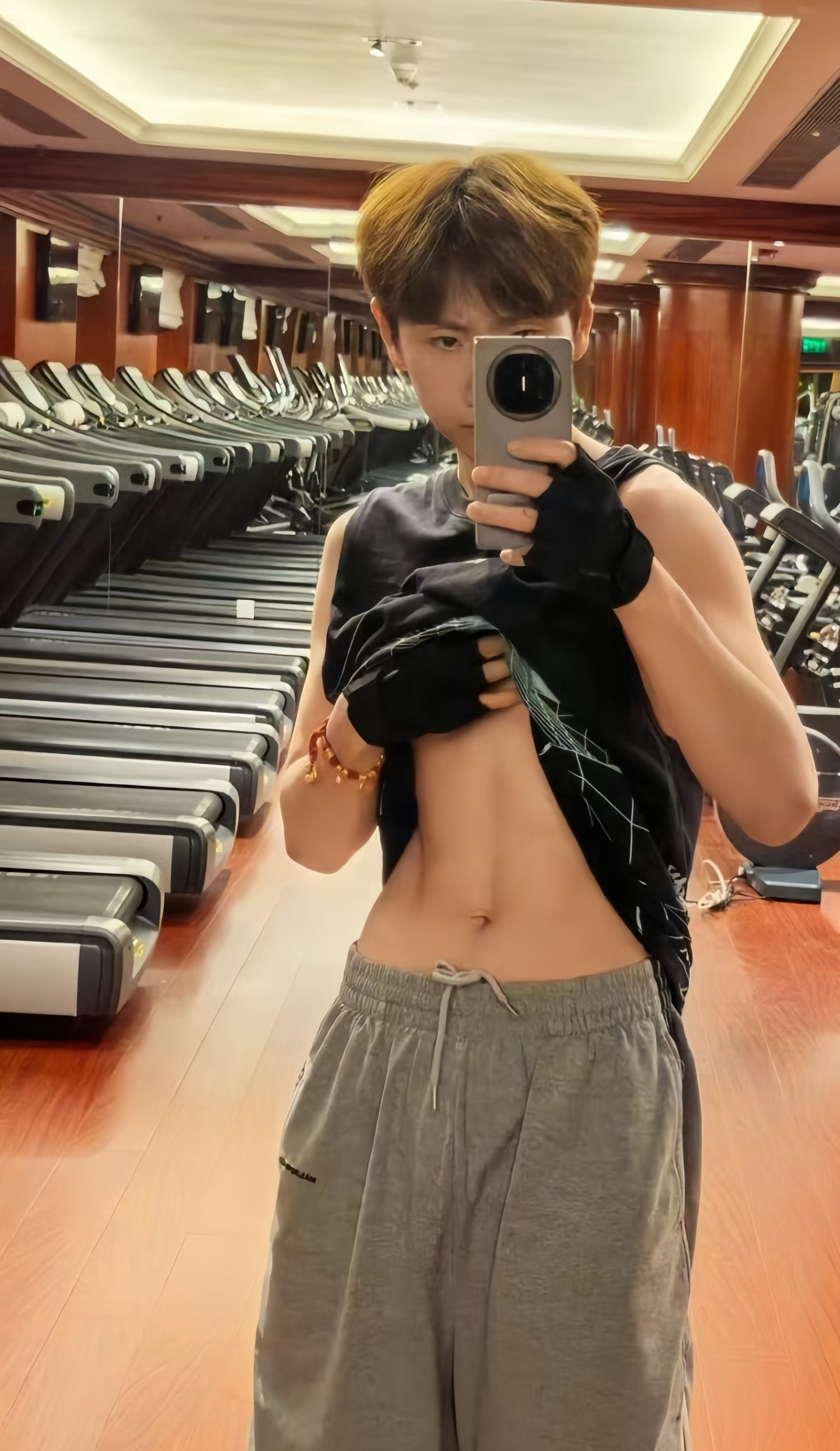 汪苏泷咱大大方方的 汪苏泷露一次腹肌被无数次公开处刑，周兴哲说汪苏泷最爱露，让他