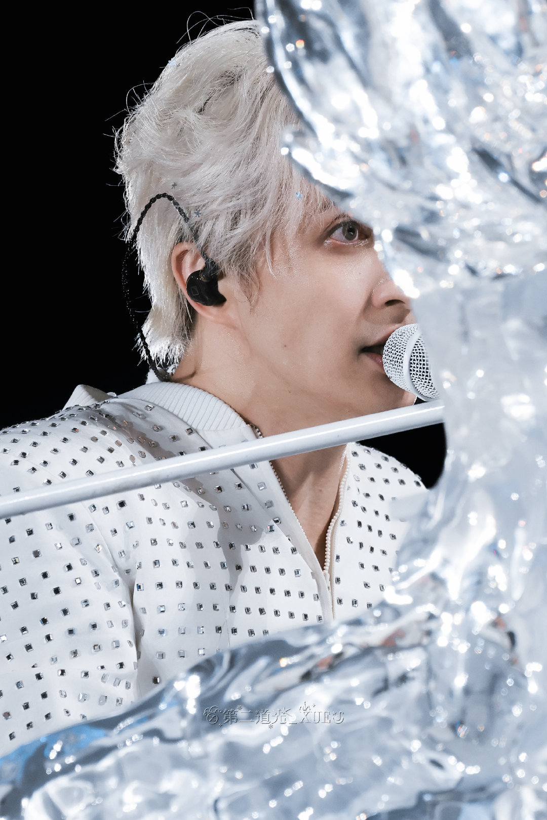 薛之谦老年人了只懂我要验牌被薛之谦笑晕！粉丝发OOTD，他耿直发问：老年人只知道