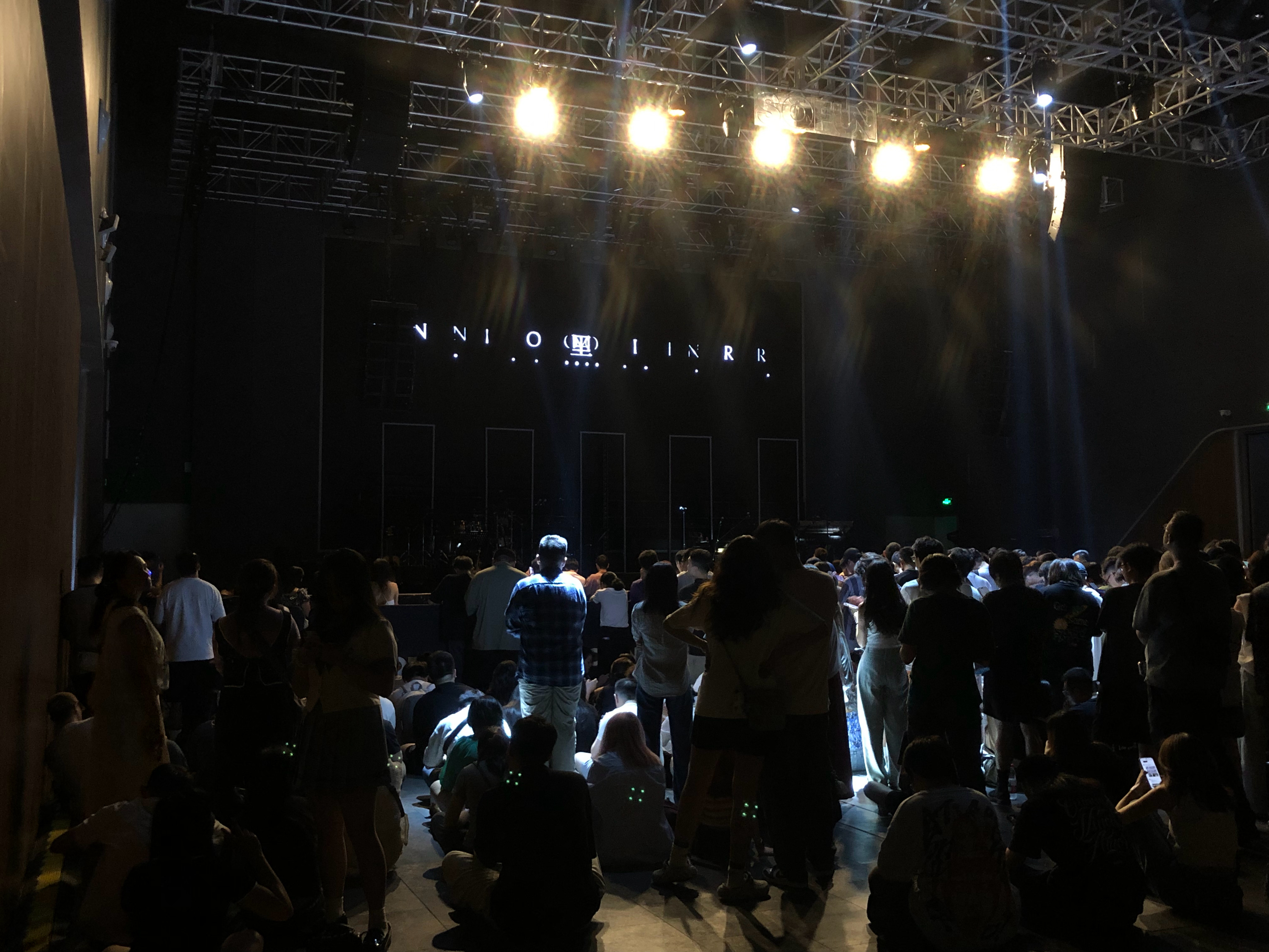 第一次来SoFun看live真的好鬼远，但这个场地莫名的喜欢，大得足够在后排找个