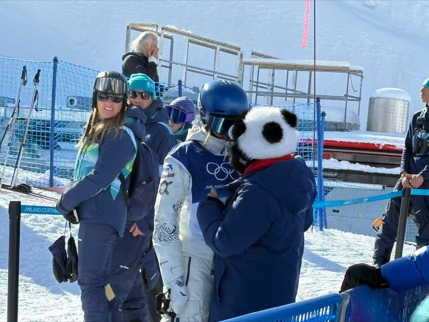 女子U型场地决赛第一滑失误，谷爱凌和妈妈交流(体坛前方记者摄)。 