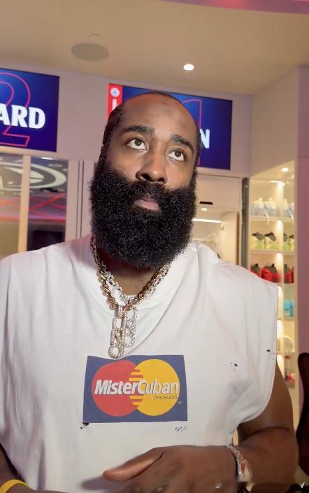 哈登谈到快船不得不严重依赖原本未计划承担如此角色的球员时表示：“很有挑战。”被问