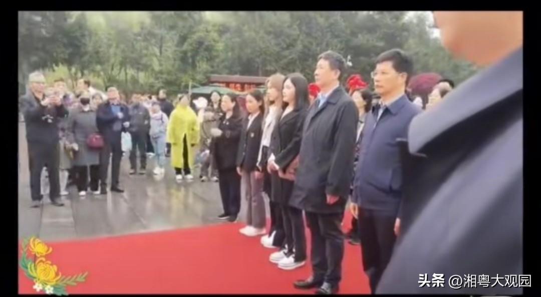 又是清明节了，李讷的儿子回湖南祭祀毛主席了！

4月2日，李讷的儿子王效芝和妻子