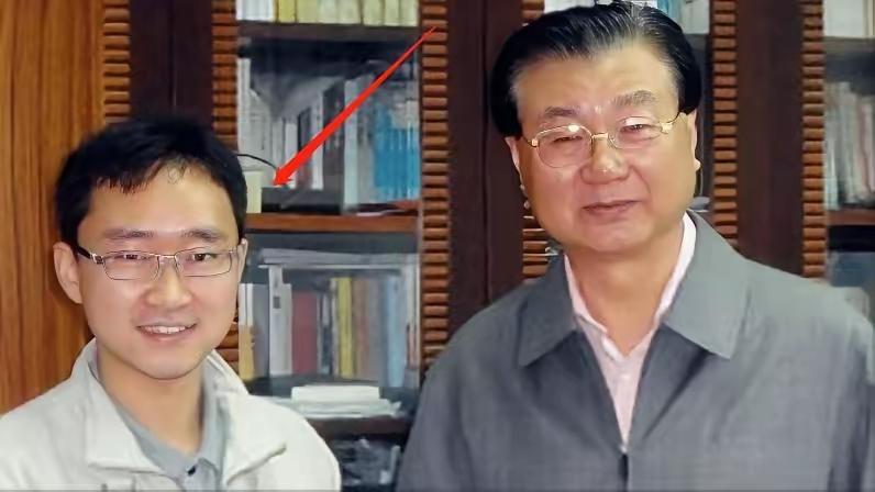 2009年，一位四川考生的高考作文因为字迹无法辨认，特地请来了专家，经过鉴定，确