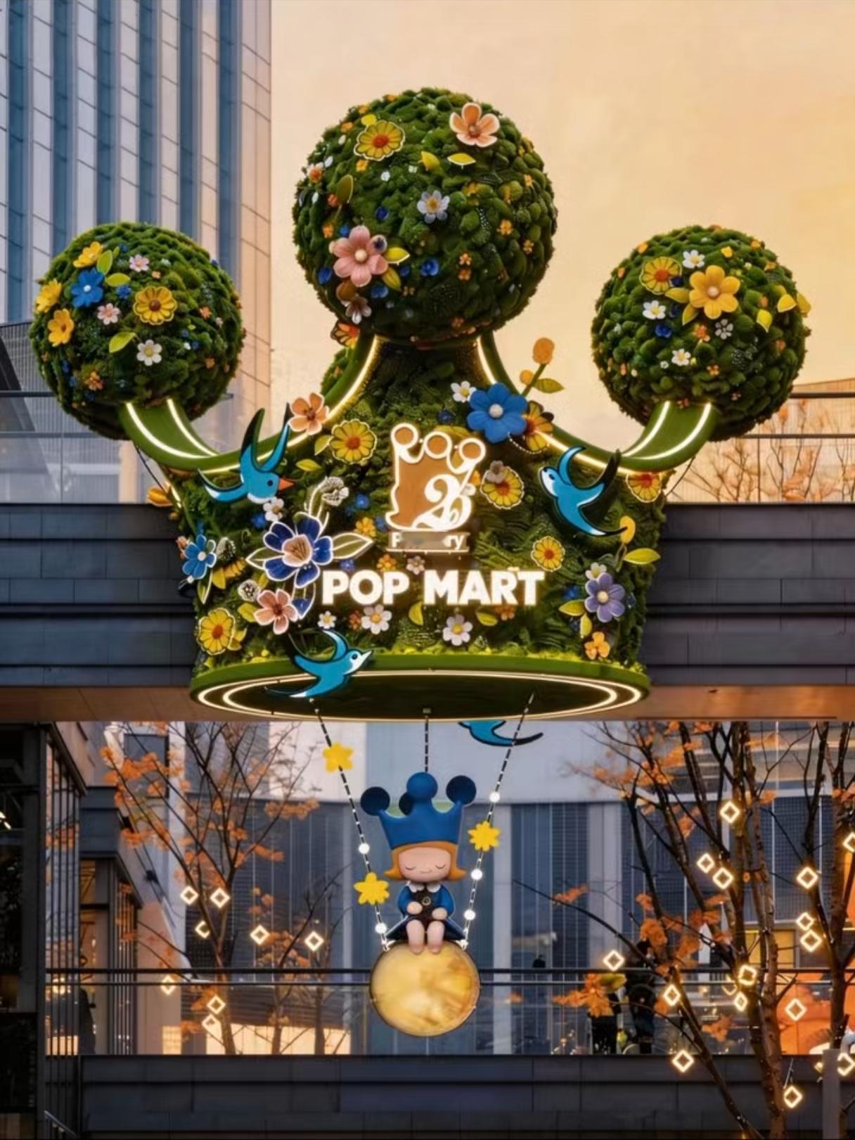 苏州石路万象天地这两天发生大变化，标志装置——气球换成了泡泡玛特的IP茉莉。
两