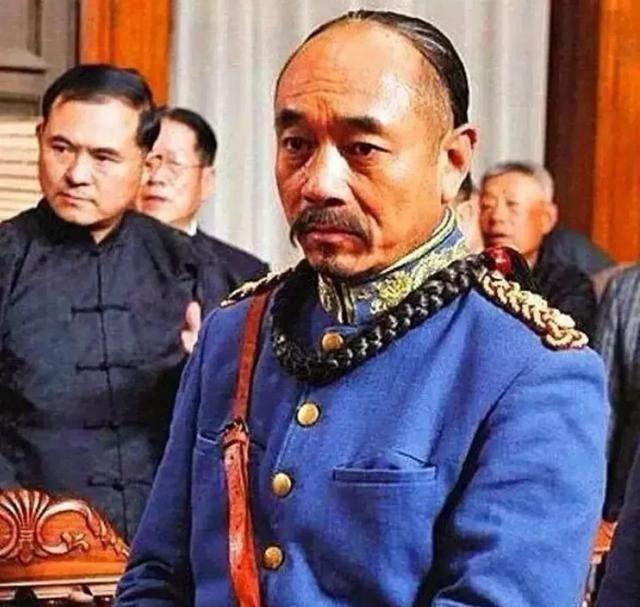 北洋军阀都是三妻四妾，身边女人成群的，其中张勋最为好色，他还有一个怪癖，就是要趴