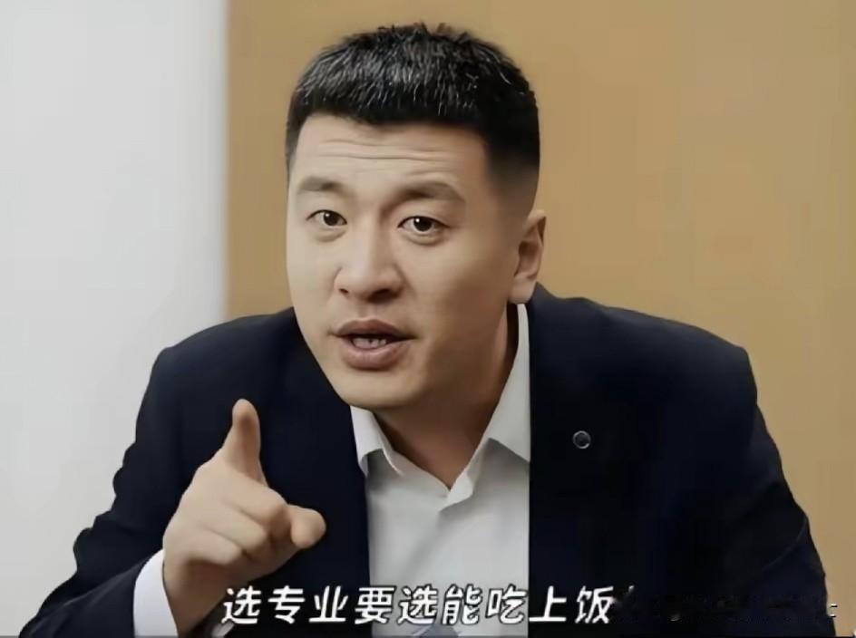 张雪峰翻车了！近日网信部门通报说，他在直播里“长时间使用污言秽语”，账号被限期禁