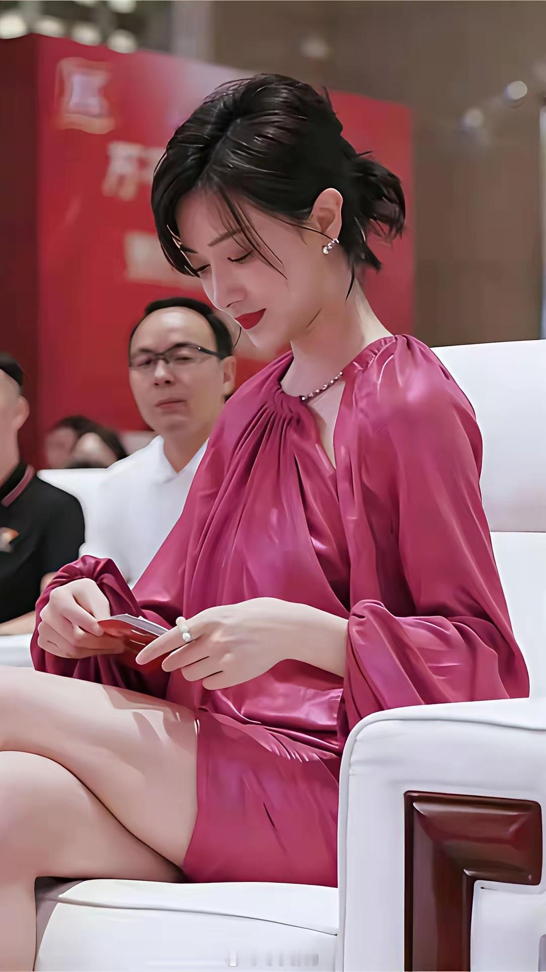 万茜是军人，又是演员，要演技有演技，要颜值有颜值，如今人家已经是孩子的妈了，看着