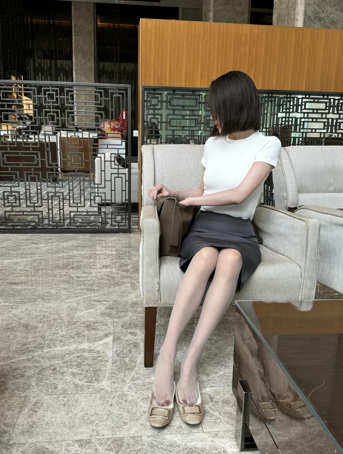 女人穿裙子配什么鞋显得更有品味?