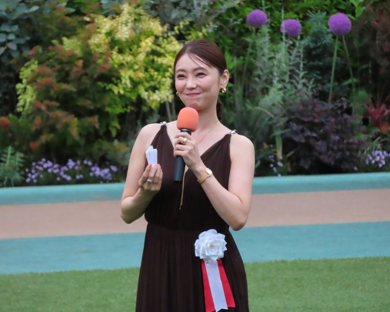 日娱新闻仓科加奈 仓科加奈 赛马比赛颁奖仪式相关美图part3 