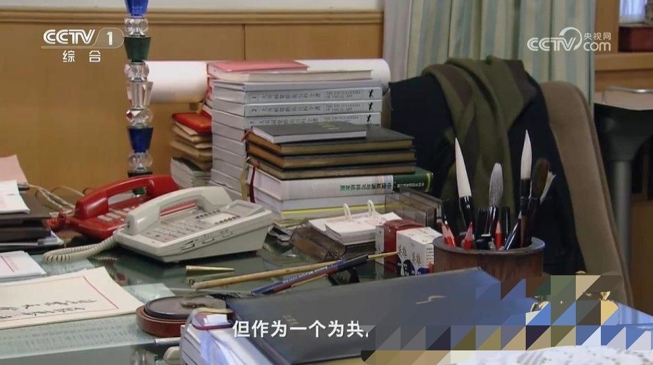 ¹ 在书房看见一样东西，英雄牌墨水瓶，是我们上学时候也常用的。高三以后大量使用水
