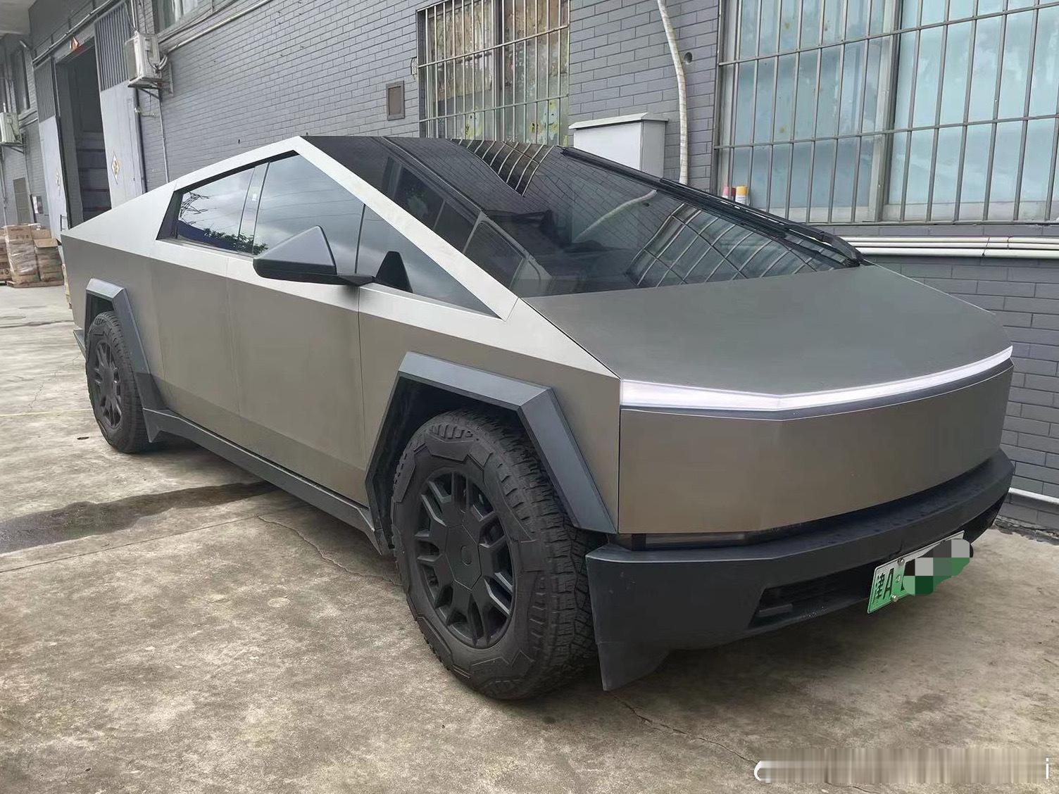 Cybertruck赛博越野旅行车手续齐全，一手车，9300km165万，喜欢您