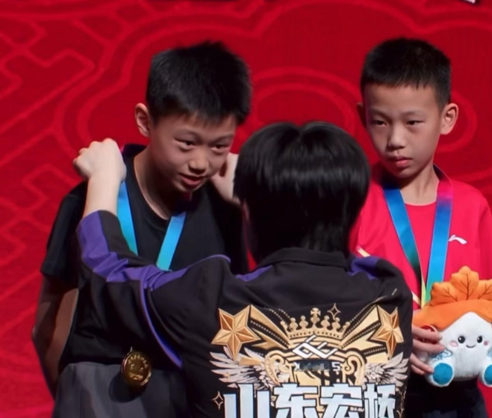 这个小孩真的 眼睛就没有离开过小王