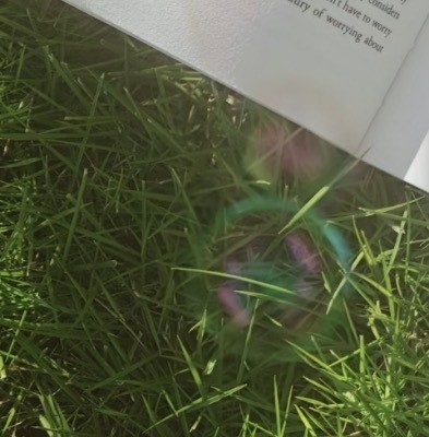 愿你永远被世间的温柔包裹，不必强迫自己追赶别人的脚步，也不用因为一时的失意就否定