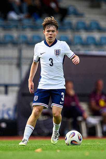 利物浦青训 据报道，16岁左后卫利亚姆巴尔默将在赛季结束后转投利兹 