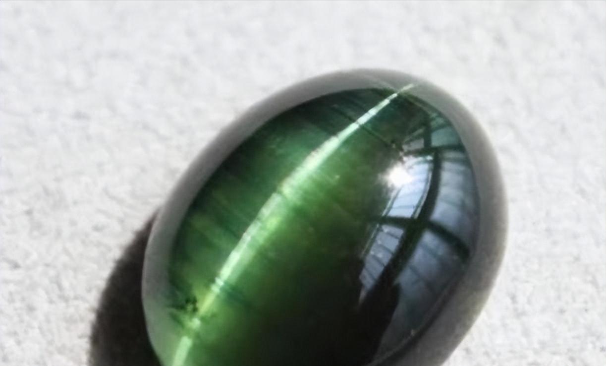 1979年，山东省一位负责给考古队做饭的大娘，在捡木柴时发现垃圾堆放出一束强光，