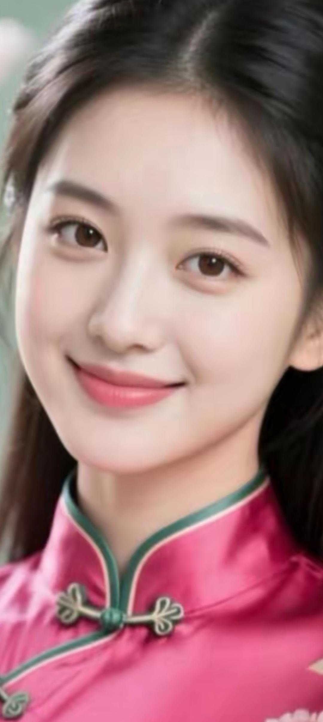 元气少女，微笑如春日暖阳，粉色旗袍尽显优雅气质。🌸💖