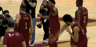 NBA赛场镜头：不知道是不是NBA历史上最远的绝杀，但是是我目前看到过的最最最牛