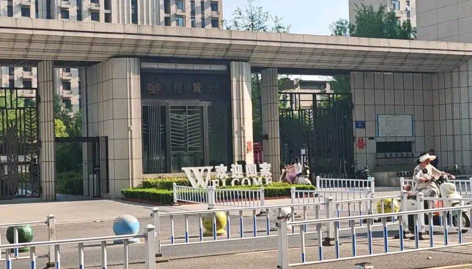 父亲和2岁娃误食小区喷敌敌畏果子后洗胃，称物业消杀通知只发朋友圈，物业事后提箱奶