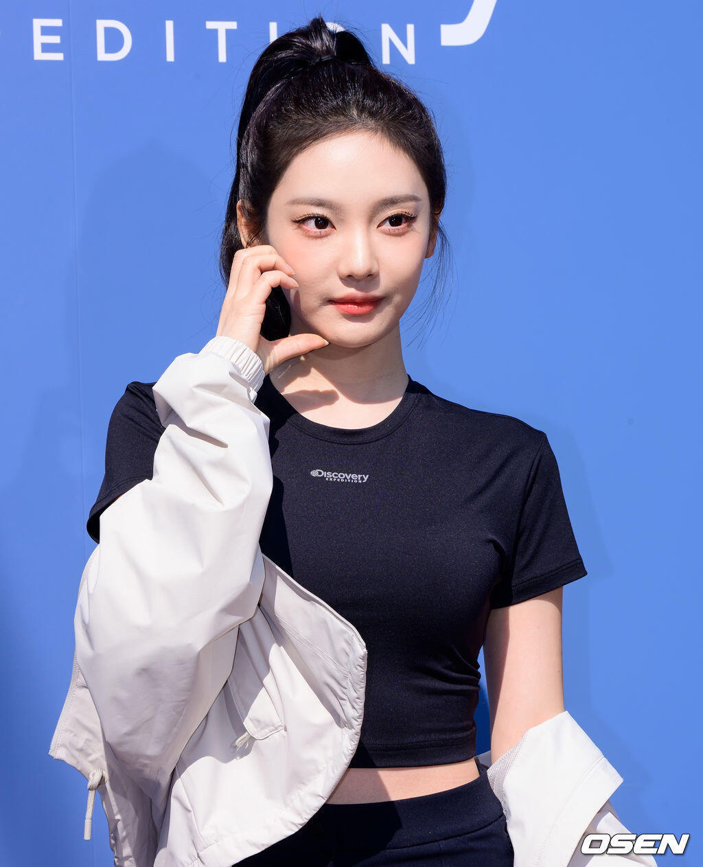 宁艺卓高马尾新闻图，清爽也是一等的高马尾宁宁！