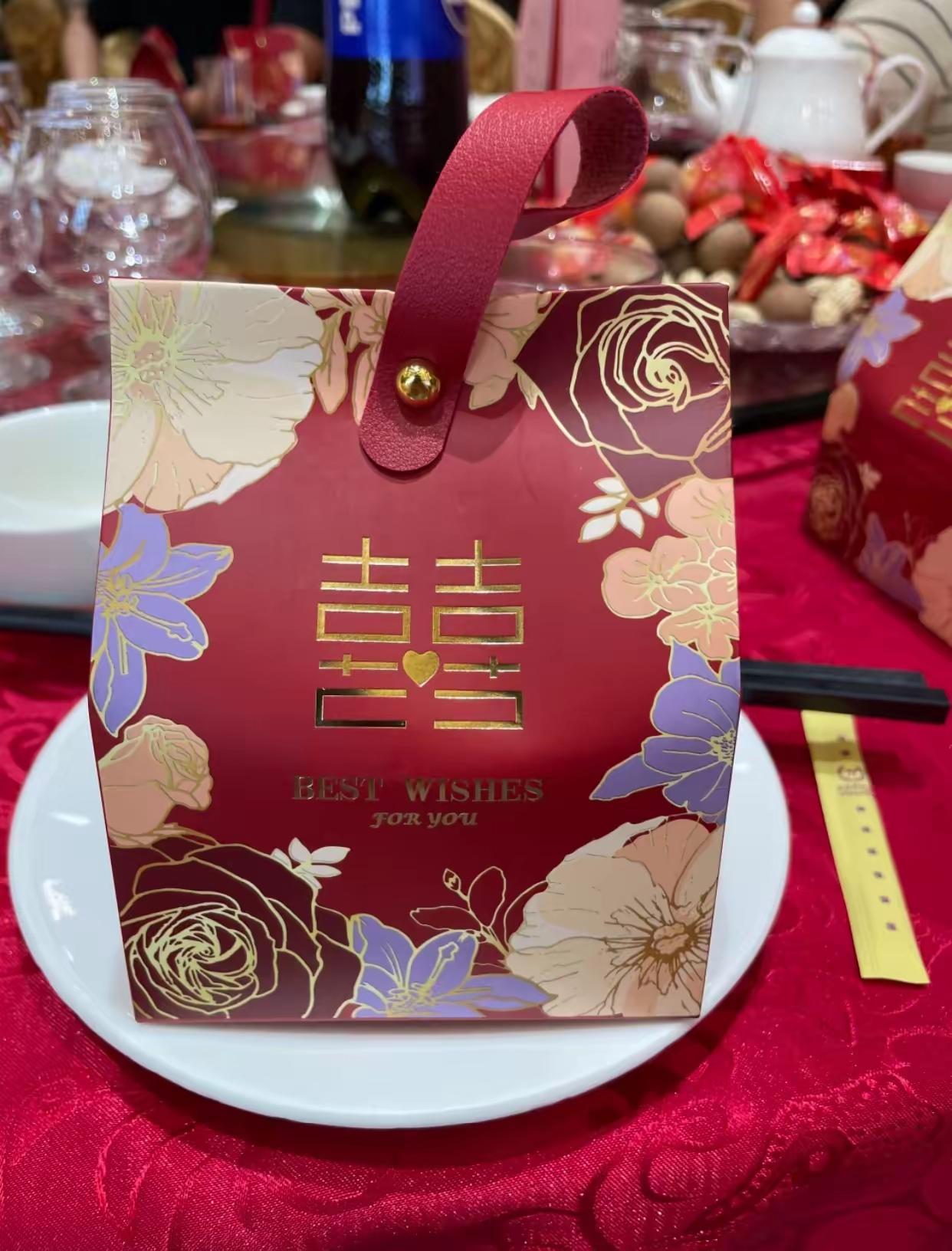 吃了两场酒席
我算看明白了
婚宴是场“不得不来的应酬”！
在现代忙碌的生活节奏，