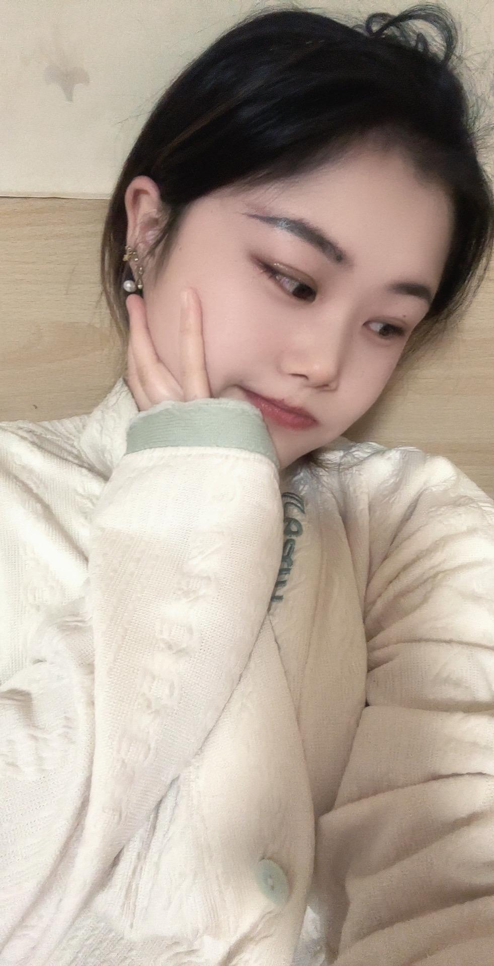 “素颜是因为我懒，化妆是因为我想好看 爱笑是因为享受生活，哭是因为需要...