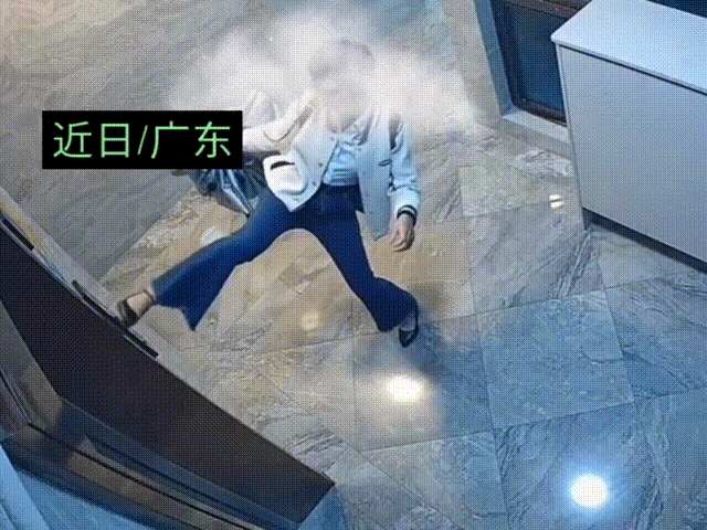 小区监控录下一位女士毁三观行为，每天都用脚按电梯按键。
网友：如果有洁癖可以带根