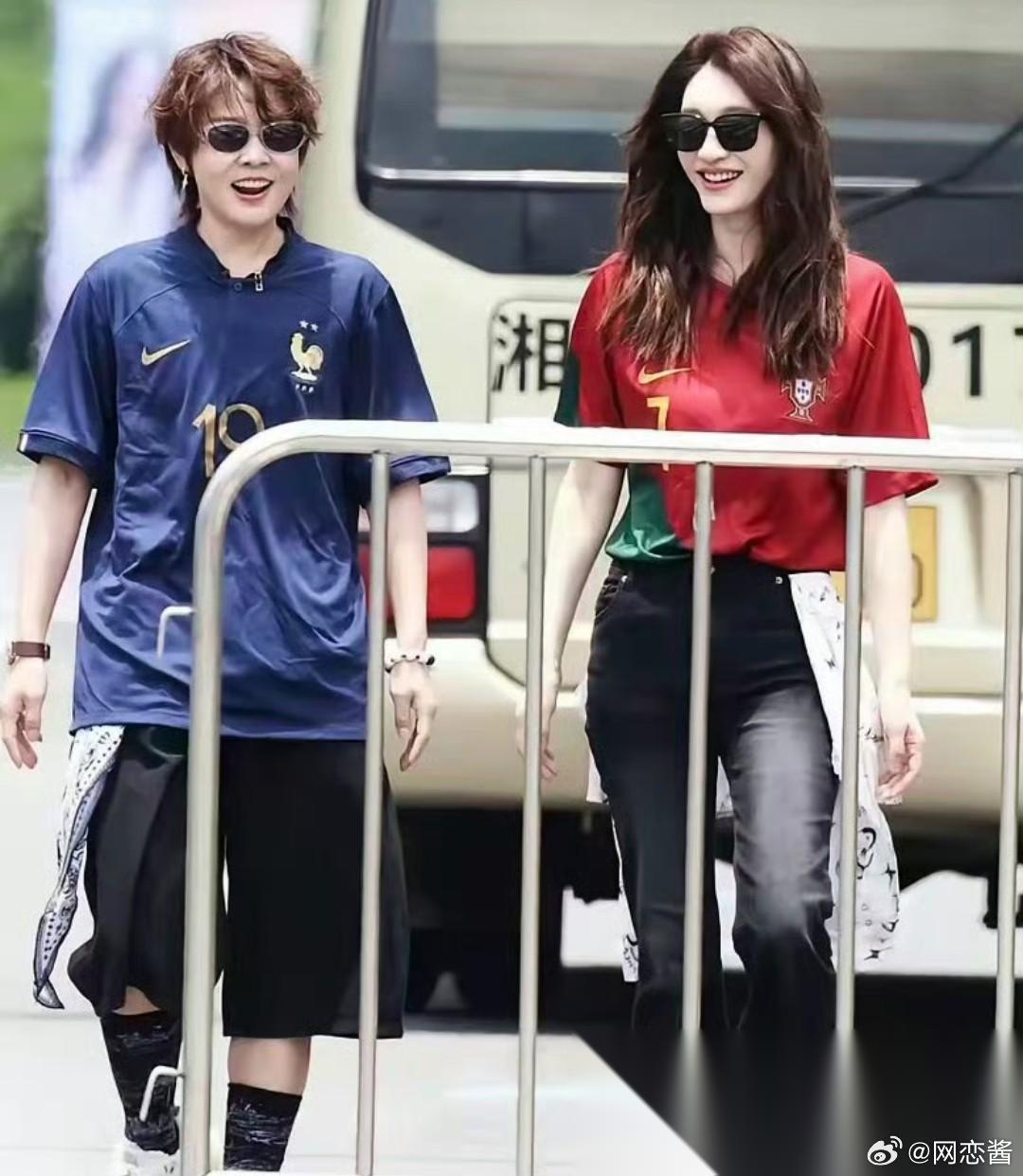 今日份甜瓜来咯，6月27日，又到吃瓜时刻，李小冉秒上热搜榜，这到底怎么回事呢？别