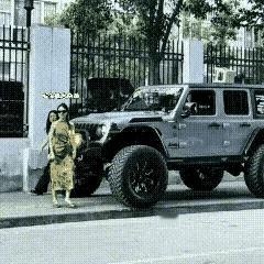 我勒个去美女你这上车方式有点搞笑啊感觉跟这车的气质很不搭啊