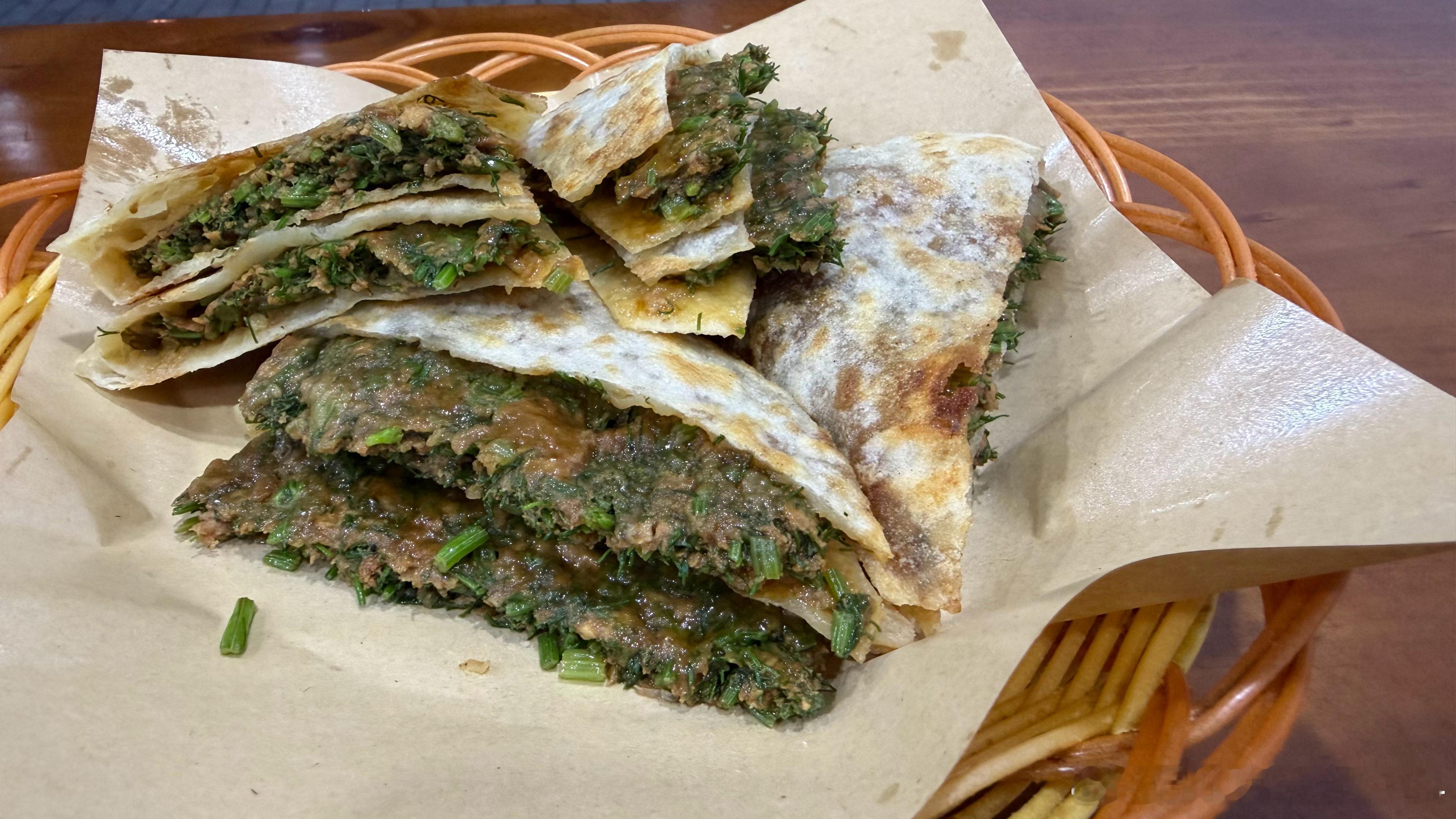 香河肉饼配小米粥，这是在上海绝对吃不到的味道，特别是猪肉茴香。我的美食日记