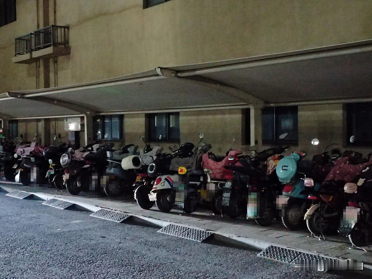 难以置信，小区电瓶车充电桩竟然一块钱三小时。

搬到这个小区是第1次为电瓶车充电