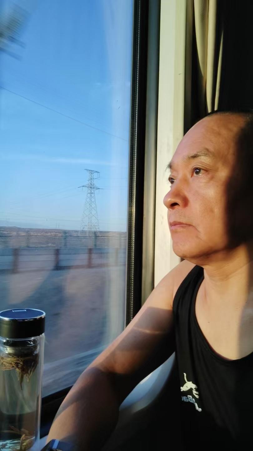 安逸号熊猫列车西行路上，静倚车窗。旷野苍茫，云天澄澈。一路追着落日远行，往事随风