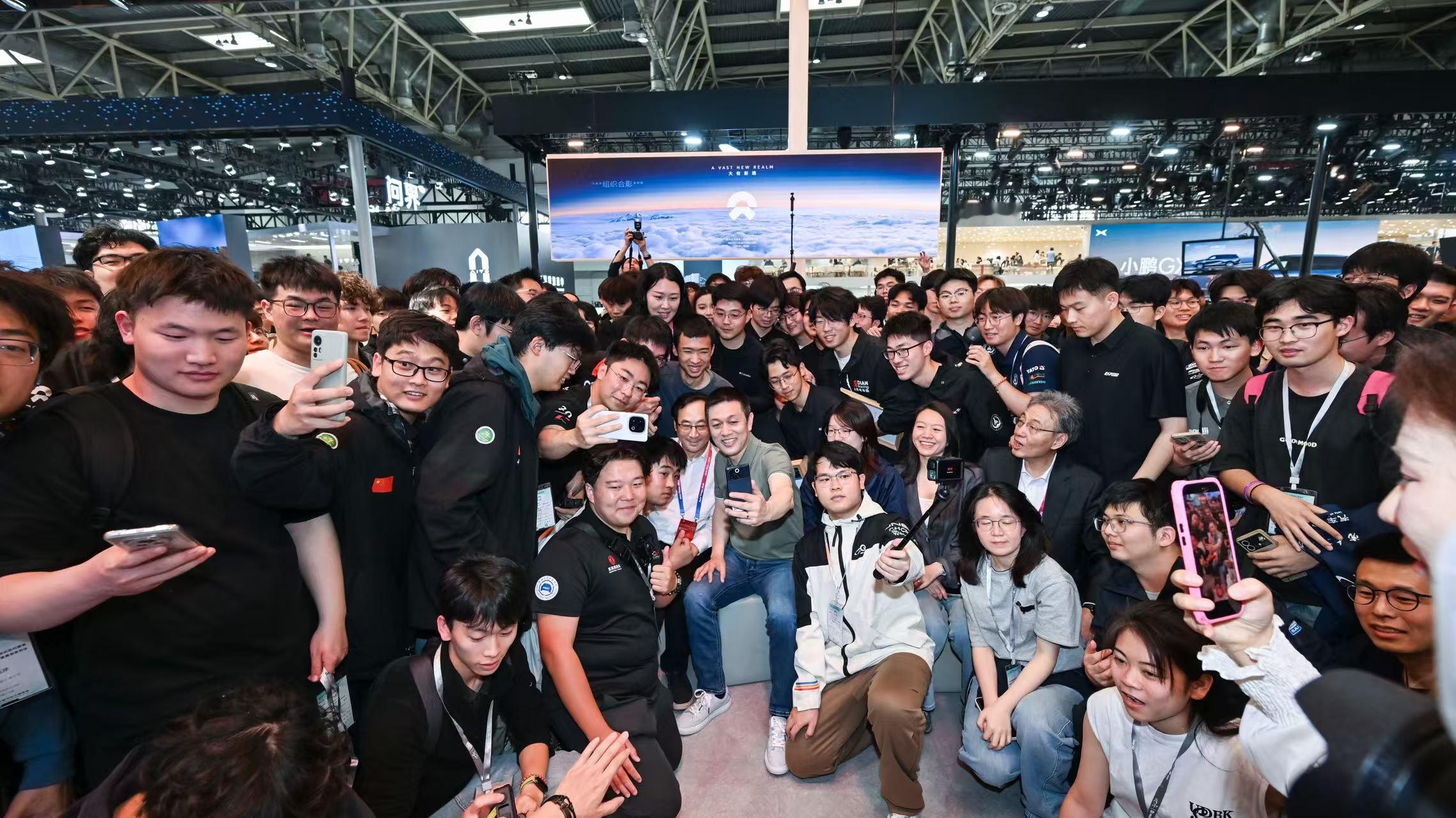 每年车展蔚来的展台上，都会有一台往年FSE的冠军战车的展位。对于电动赛车冠军的赞