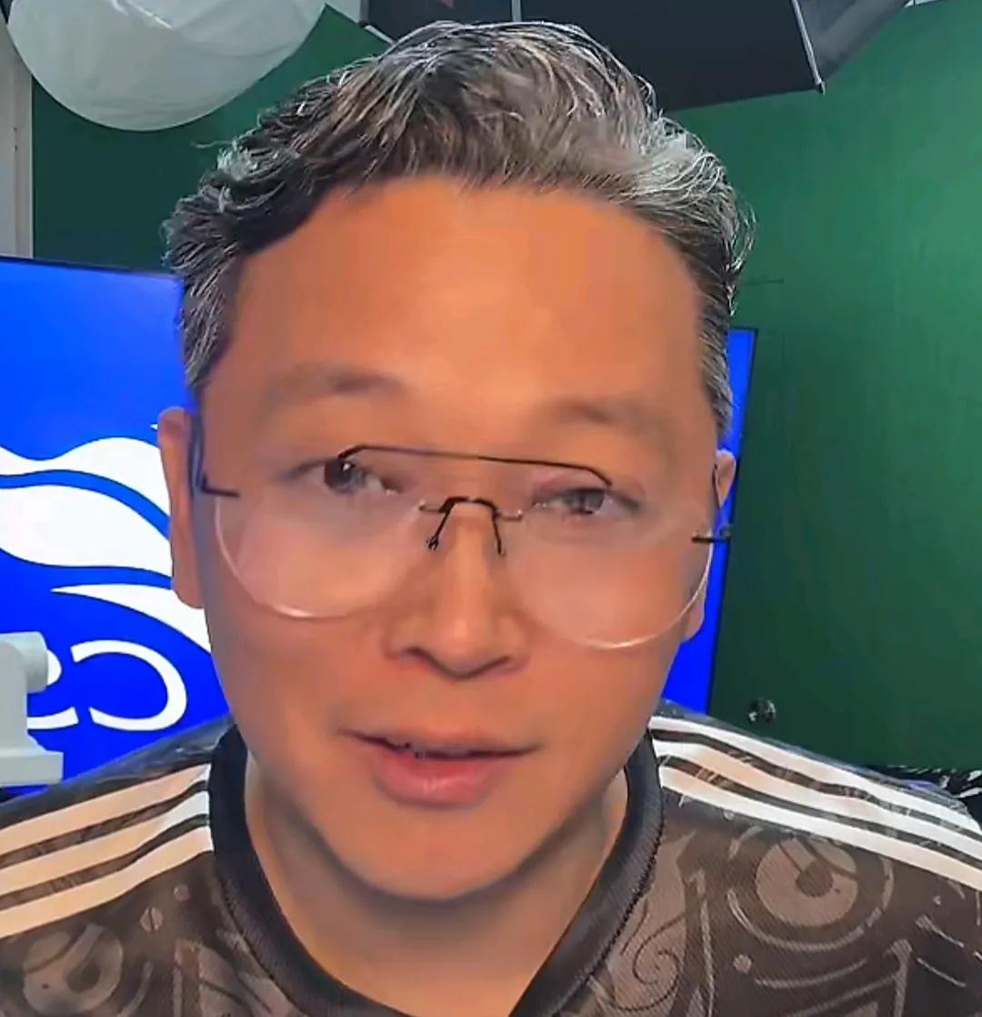 解说员周亮语出惊人，他表示成都蓉城本赛季如果夺冠其实是捡了个大便宜。
他给出了自