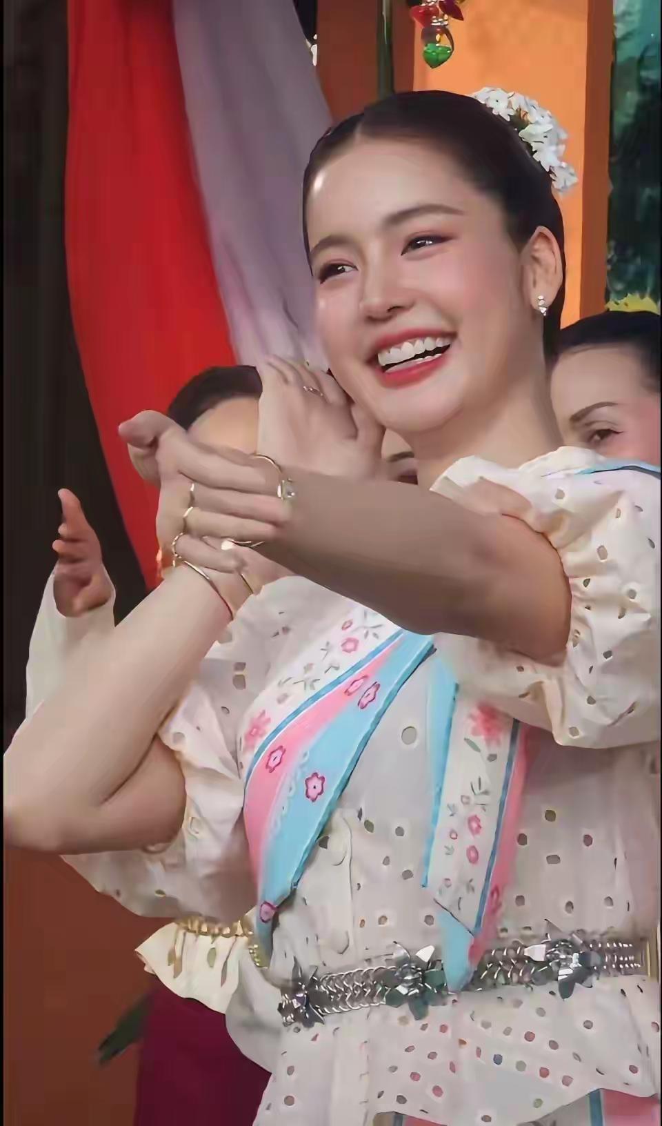 我好喜欢她那张脸，白里透红的，实在太漂亮了！一看就是气血充足、身体健康的模样，满