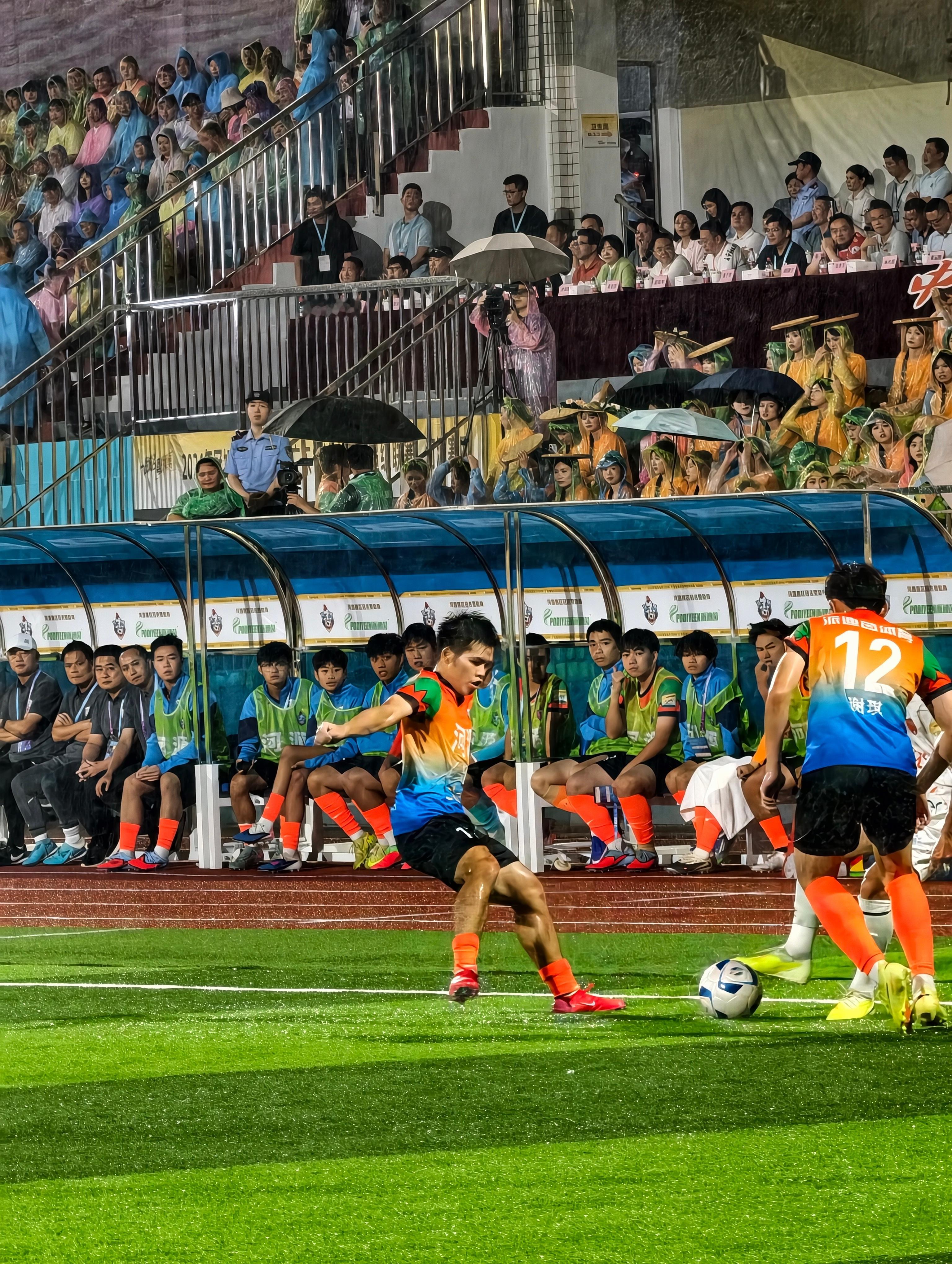 🌧️雨中粤超，燃爆粤北！河源1-1韶关，这场雨夜对决太上头⚽2026粤超联赛 