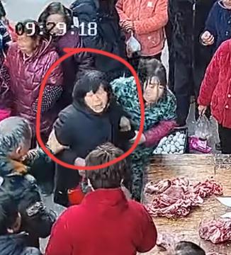 农贸市场偷肉的老妇女，手法真高，可是今天运气不好被老板娘发现了。这个穿着黑衣服，