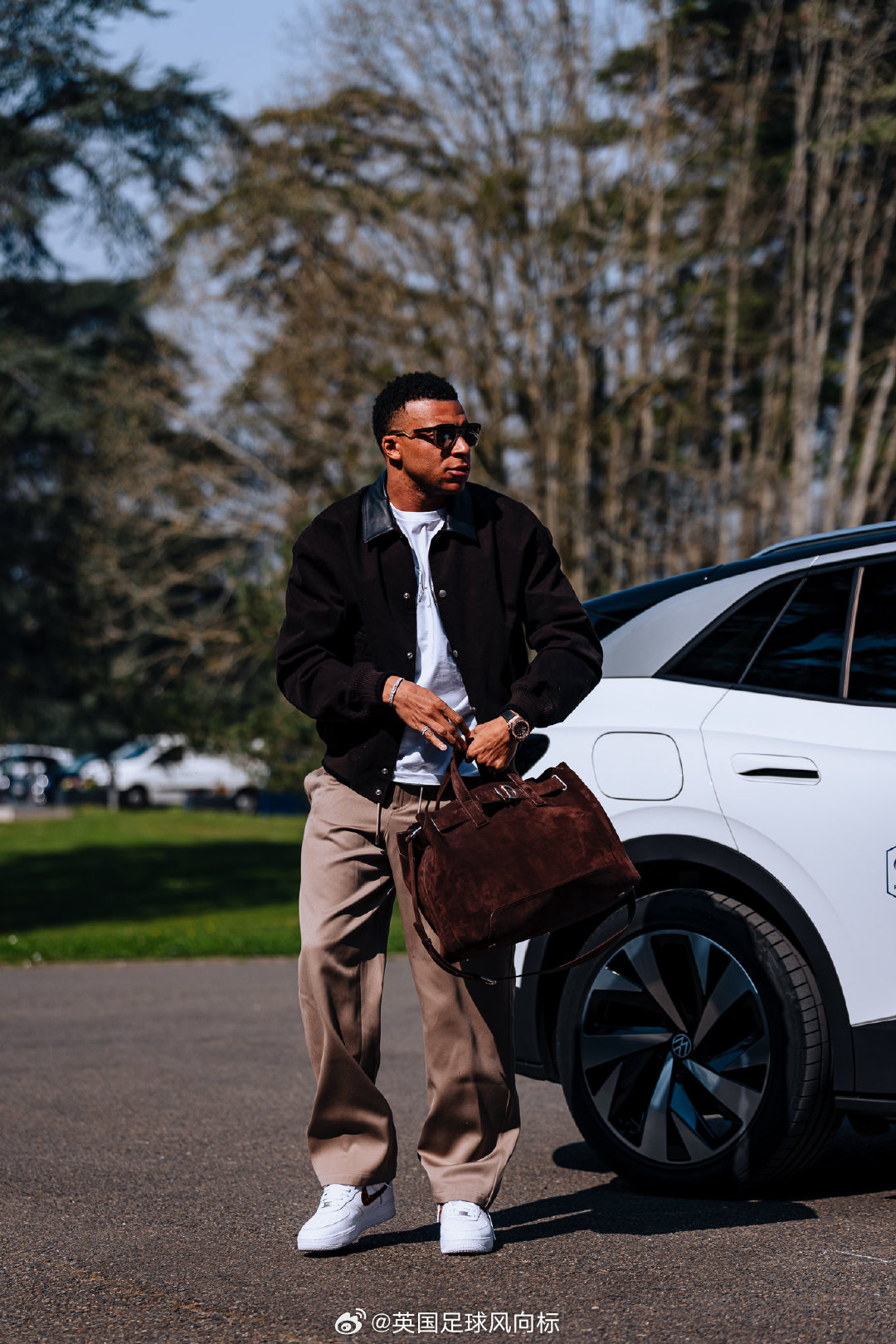 法国国家队 当代年轻人的潮流三件套 克莱方丹足球训练基地，每年数次的“法国时装周