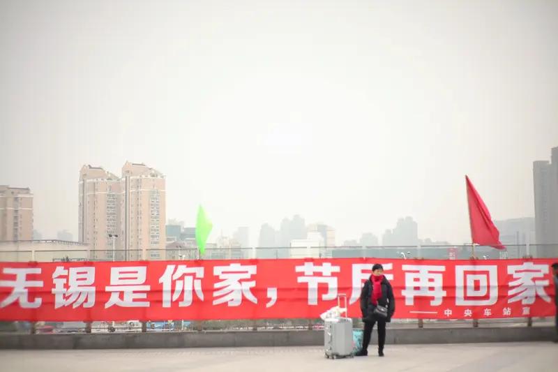 自从我决定不回家过年后，我心里空落落的。从来没在外面过过年。我觉得我的家人肯定会